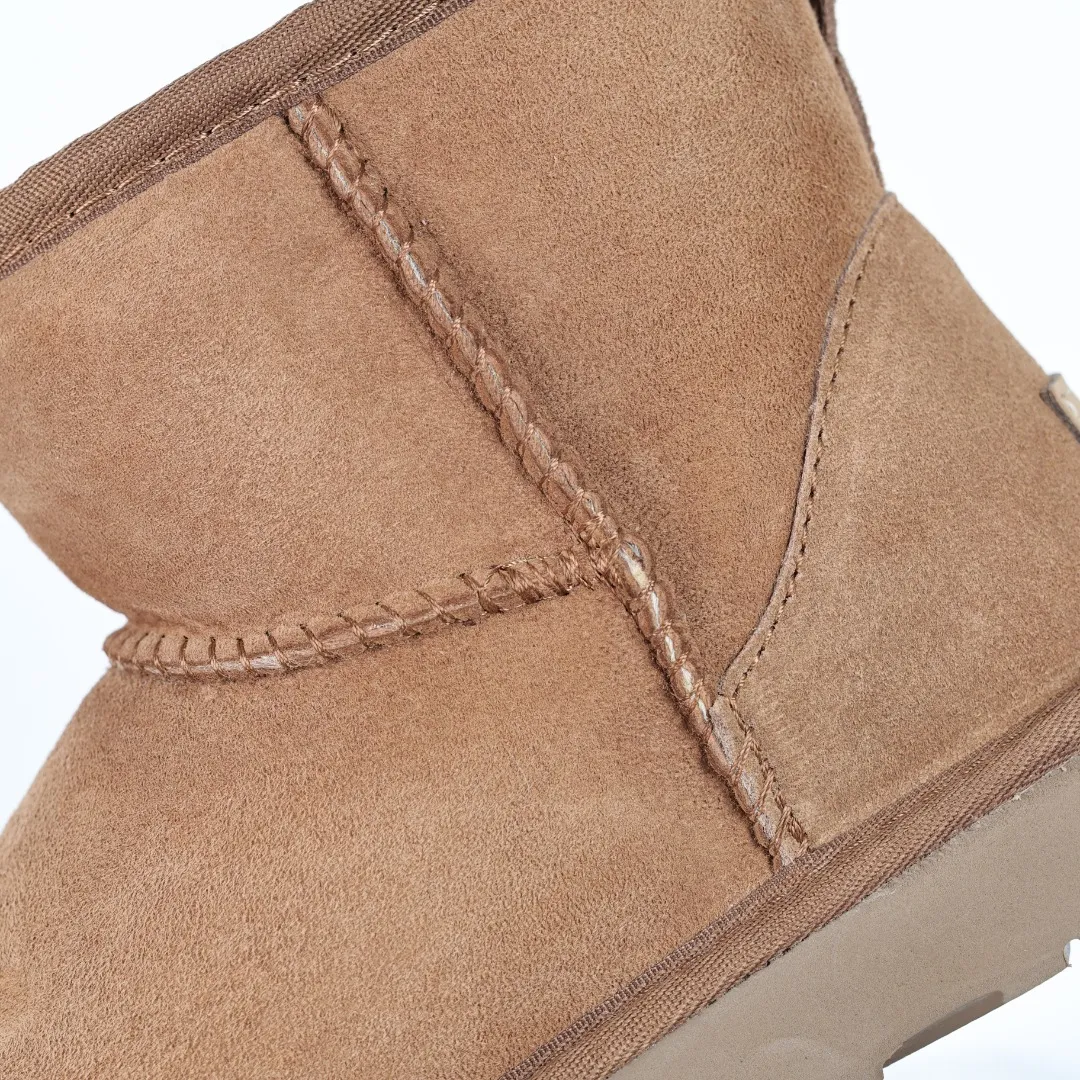 Pick up locally 💰520, core recommendation, good price, UGG Classic Mini mid-tube series, Xiaohongshu hot model, Henan Longfeng leather production, sheepskin and wool integration, top quality in the market, 2-3 cm cashmere insole, keeping warm in winter, suitable for home use. In the new year, uug launched a style series, which is partially biased towards the preferences of young consumers, and has also been at the forefront of fashion trends. Shoe body material, water-repellent coated suede upper 17mm UGGPURE™ implanted wool insole Lightweight non-slip comfortable rubber outsole With brand LOGO Trademark Comes with full packaging Size: 35 36 37 38 39 40
